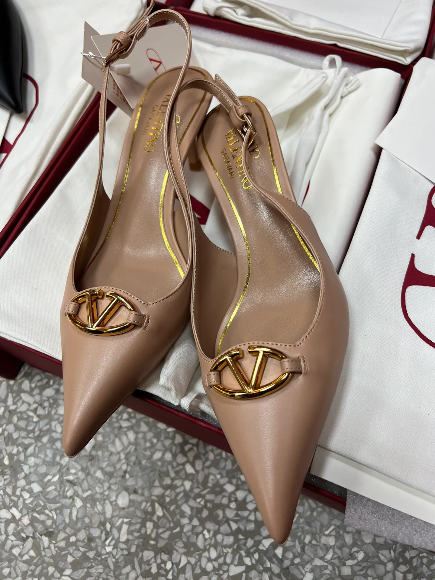 👟👟Ex-factory price 520👟👟 Valentino’s hottest new product in 2024, the new Mule shoes are also very easy to wear...😈😈😈 The latest logo buckle Perfectly combined with sexy pointed toe❤️‍🔥❤️‍🔥❤️‍🔥❤️‍🔥It is simply the pinnacle of summer fashion💖💖💖💖Original replica Outsole: Italian genuine leather outsole Heel height: 6.5cm Size: 35-39 (40 41 42 customization is non-returnable and non-exchangeable)